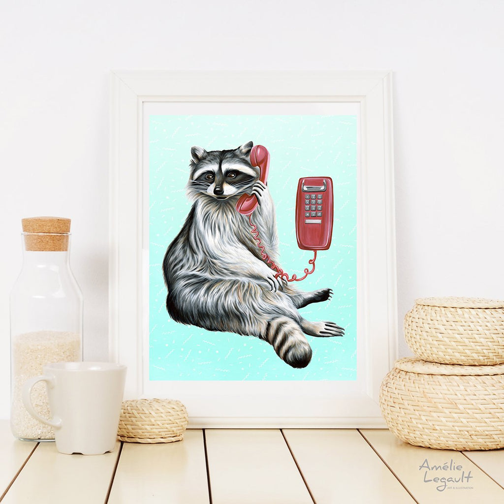 Raton laveur au téléphone, illustration de raton laveur, affiche de raton laveur, amelie legault, affiche de téléphone, téléphone mural, téléphone des années 80, animal canadien, montréal