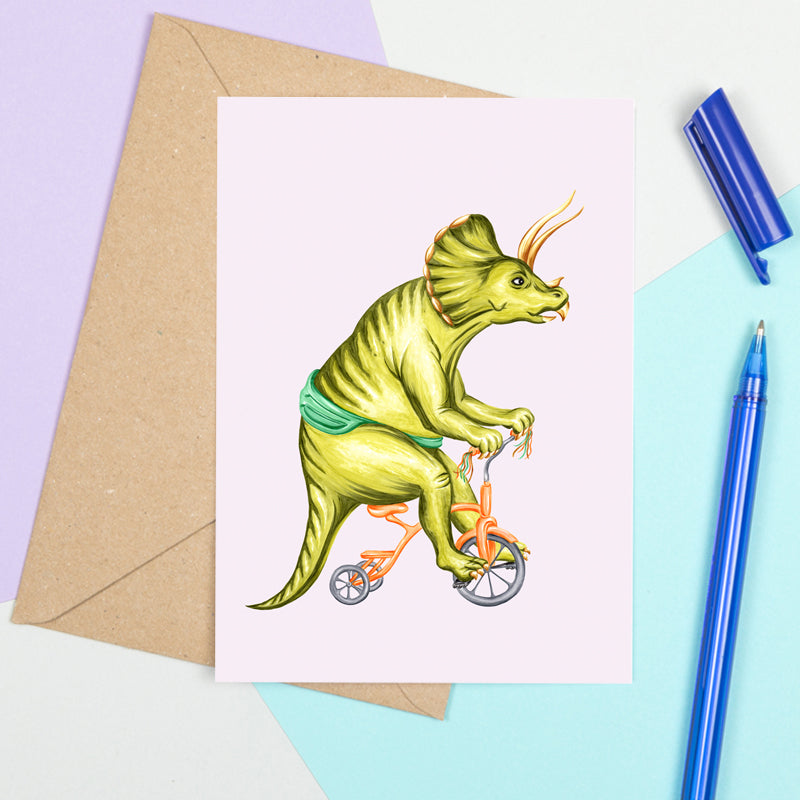 carte de souhaits de dinosaure, carte d'anniversaire de tricératops, carte de tricératops, par Amélie Legault, carte de tricycle